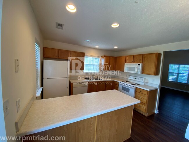 Building Photo - *Move In Special* Spacious 2BR/2.5BA End U...