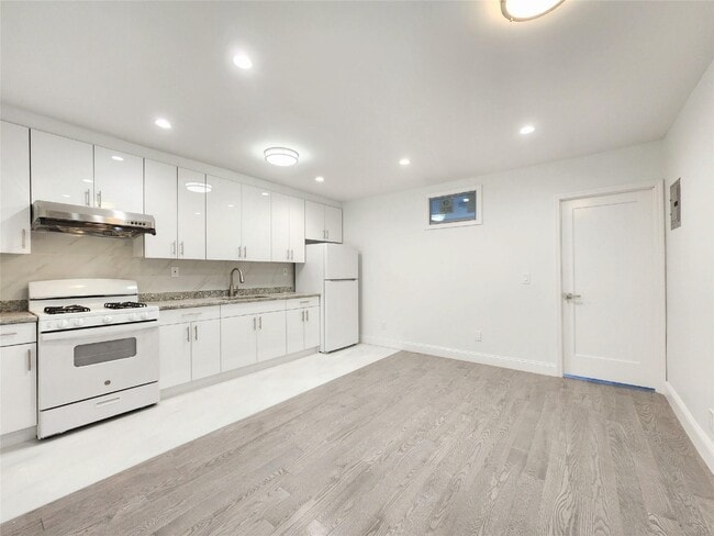 Building Photo - 76-12 Woodside Ave