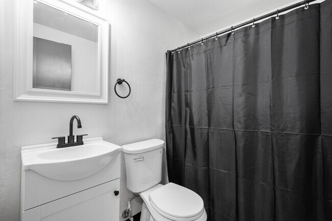 Foto del edificio - Charming 2 bedroom home in McKees Rocks available May 1!