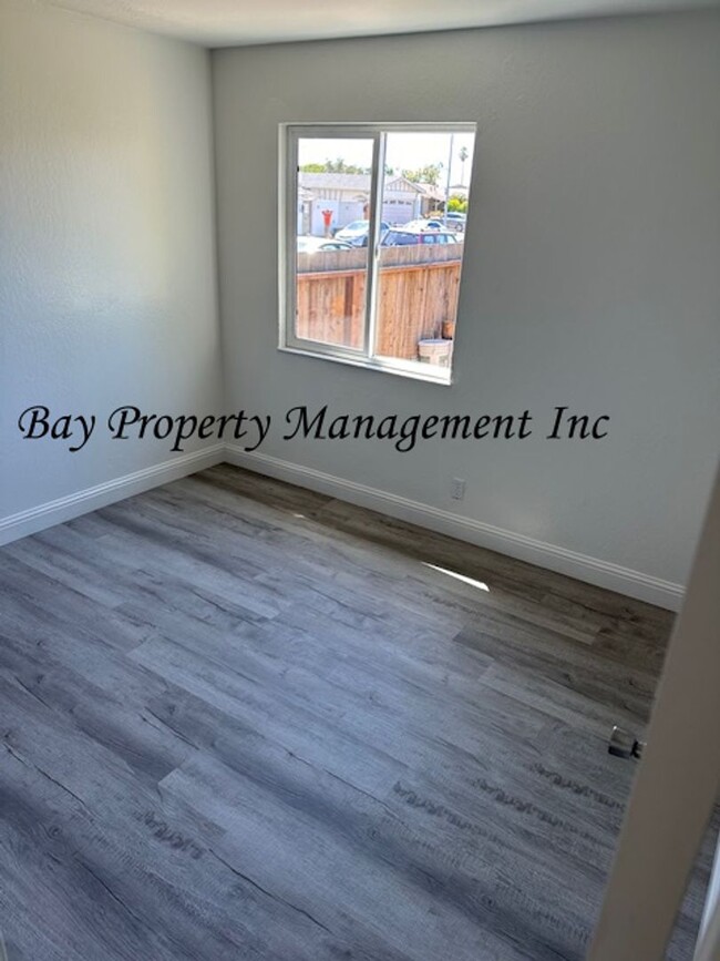 Building Photo - Rent Reduced! Newly remodeled home in Nort...