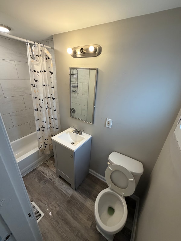 Building Photo - 1918 Elm St