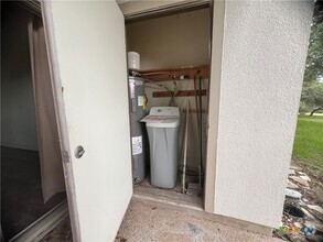 Building Photo - 1033 Parkview Dr