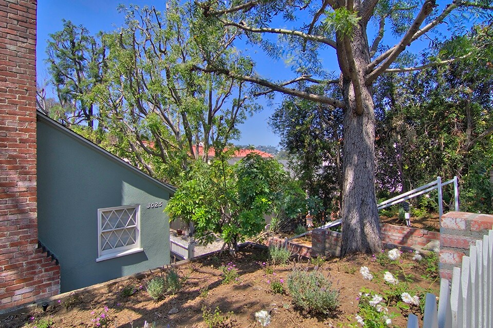 Building Photo - 3025 Hollycrest Dr