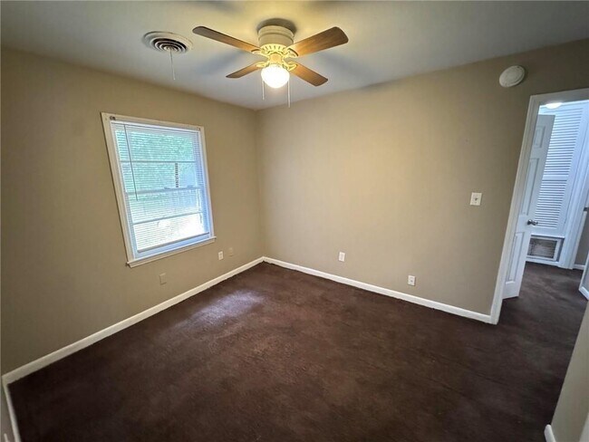Foto del edificio - 5855 Woodvale Dr