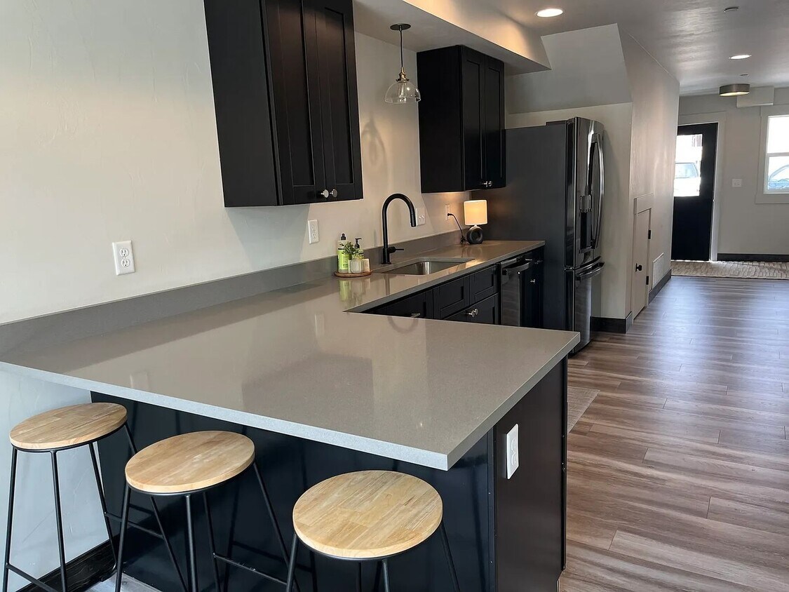 Primary Photo - Whitefish townhouse for rent! 3 bed 2.5 bath 1 car attached garage. Walking distance to downtown ...