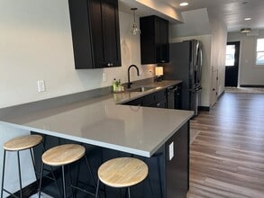 Building Photo - 1010 E 7th St