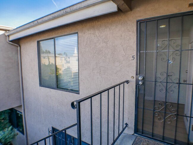 Building Photo - Charming 2 bed/2 bath second level condo w...