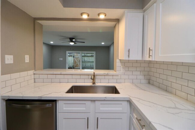Foto del edificio - 11550 Chimney Rock Rd
