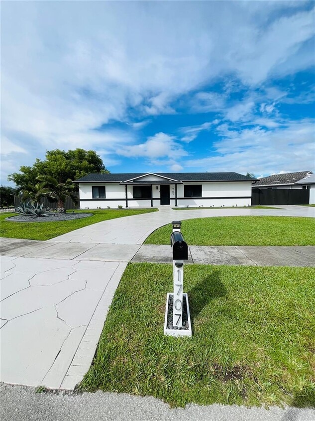 Foto principal - 1707 S Curlew Ln