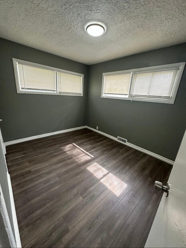 Foto del edificio - This is a 4 bedroom 1 Full bathroom house which has a spacious living room, dining room and full ...