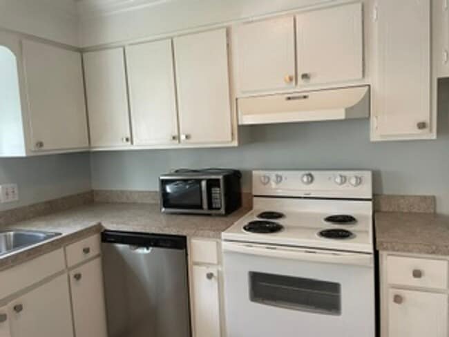 Building Photo - 3600 Chateau Dr