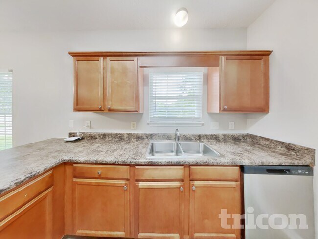 Building Photo - 142 Lyndhurst Dr