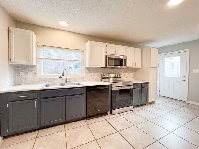 Building Photo - Charming Farragut Home with Large Fenced Yard and Wooded Access