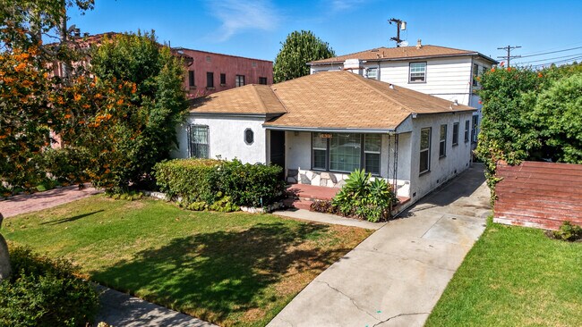 Building Photo - 1623 S Sycamore Ave
