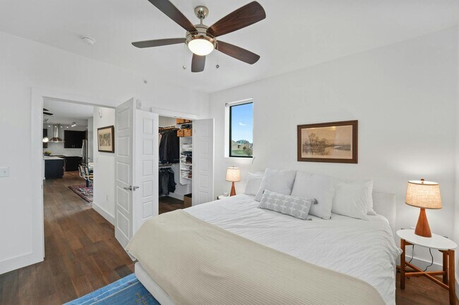 Foto del edificio - 1615 E 7th St