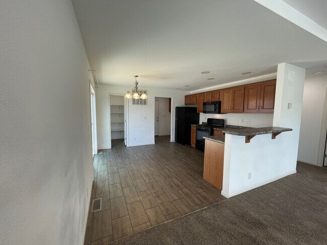 Foto del edificio - PRICE REDUCED + $1000 OFF FIRST MONTHS RENT = A DEAL YOU CAN'T PASS UP!