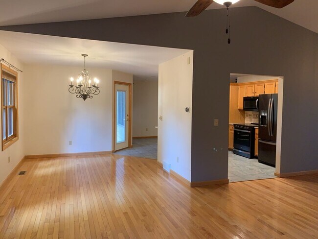 Foto del edificio - West-Side Gem! Sprawling Single-Family Home w/ Finished Basement