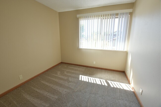 Building Photo - Updated 4 Bedroom, 2.5 Bathroom Townhouse in North San Jose