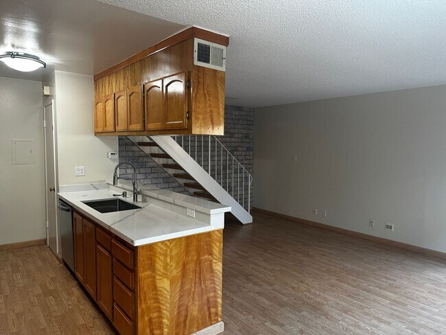 Foto del edificio - Bright 2 Bedroom 1 Bath Condo in Cambrian Area