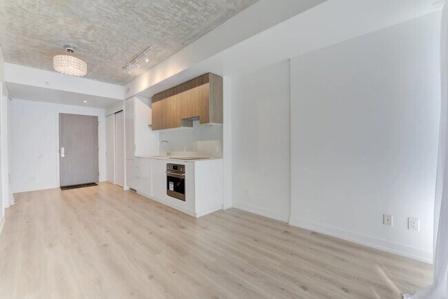 Photo du bâtiment - Bright and Stylish Condo @ Yonge/Eglinton (1+Den, 1 Bath)