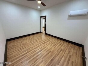 Building Photo - 860 E 13th St