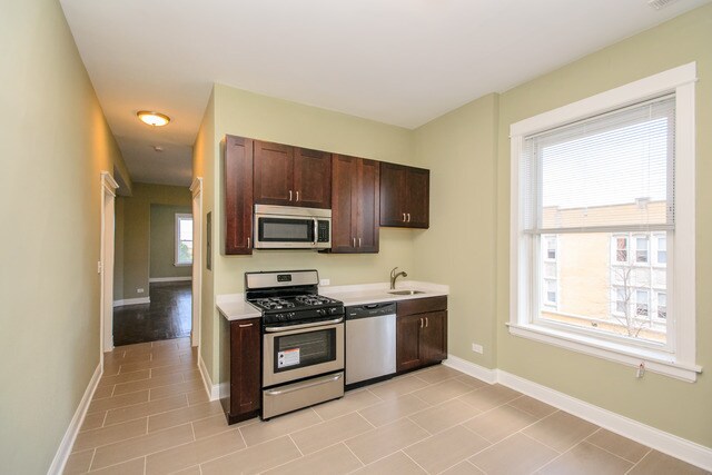Foto del edificio - 2352 N Drake Ave