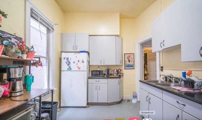 Foto del edificio - 2833 N Downer Ave