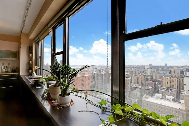 Building Photo - 100 W 93rd St