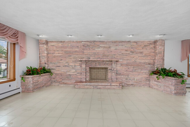 Building Photo - 216 Forest St