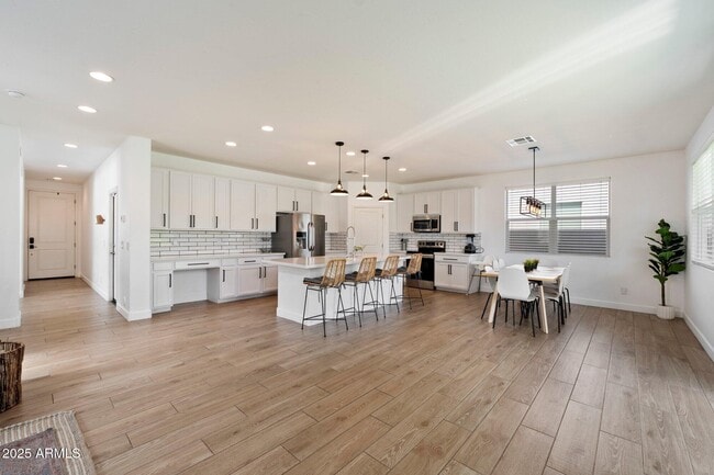 Building Photo - 512 E Bamboo Ln