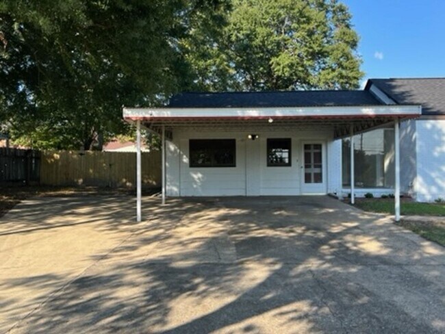 Foto del edificio - Roomy 3 bedroom/2 bath home on 1 acre in Phenix City!