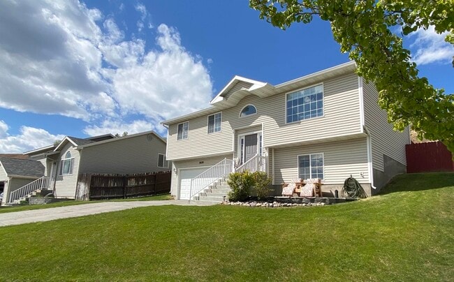 Building Photo - 3020 Silverfield Way