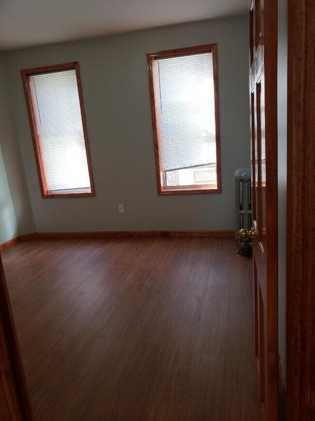Building Photo - 1456 Dahill Rd
