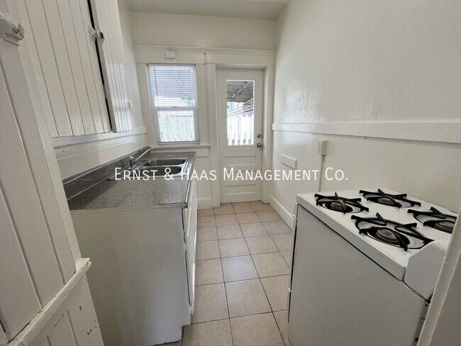 Foto del edificio - 826 Magnolia Ave