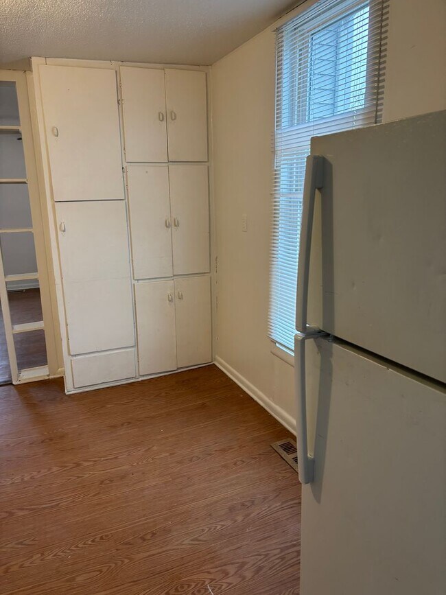 Building Photo - 3 Bedroom House