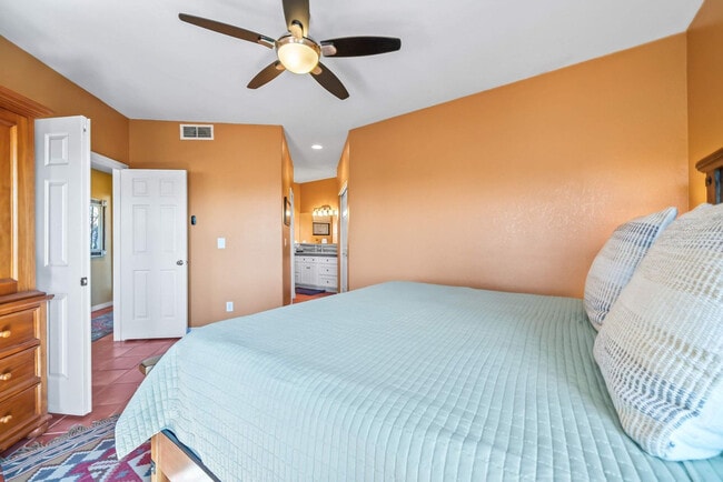 Building Photo - 6655 N Canyon Crest Dr