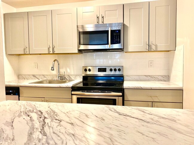 Open Kitchen 116 2H - Stamford Commons