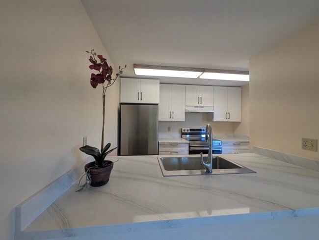 Building Photo - 4316 W Lake Sammamish Pky SE