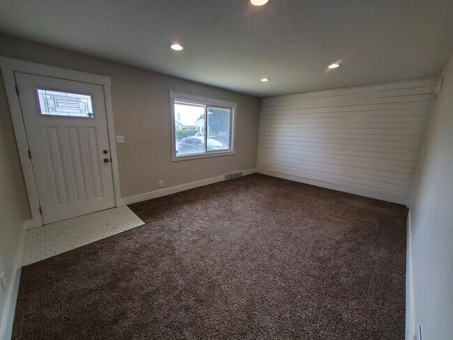 Building Photo - 350 Holbrook Dr