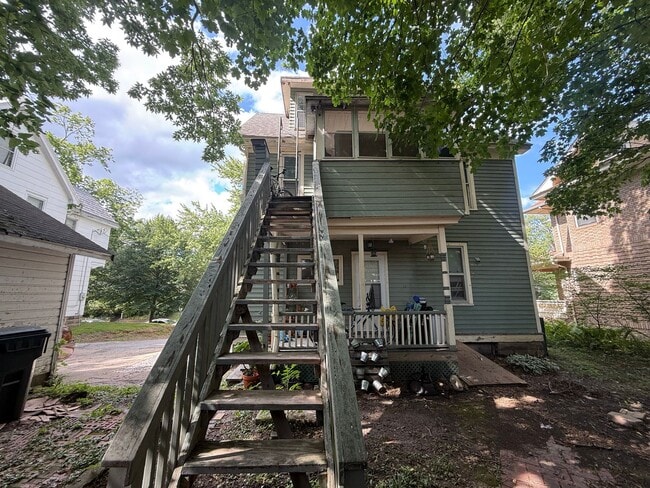 Building Photo - $600 | Studio, 1 Bathroom 2nd Floor Apartment | Cat Friendly* | Available for July 30th, 2026 Mov...