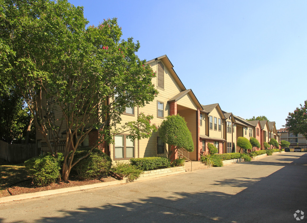 Building Photo - 903 Romeria Dr