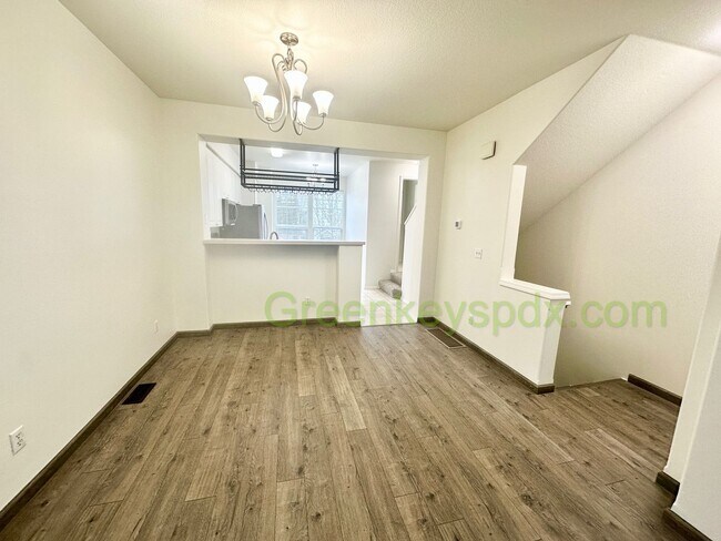 Foto del edificio - Amazing 2-Bedroom Townhouse with 2.5 Bathrooms, Attached Garage, Private Fenced Patio