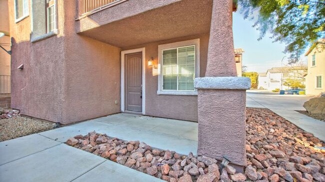 Foto del edificio - Charming 3-Bedroom Two-Story Home with Balcony & Modern Touches!