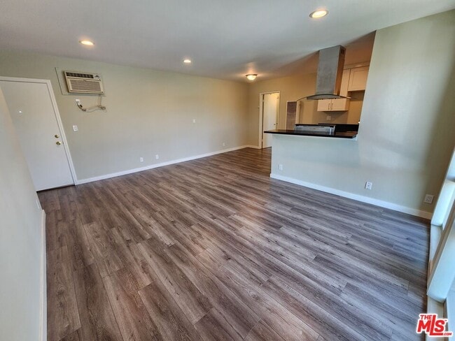 Building Photo - 7925 Vineland Ave