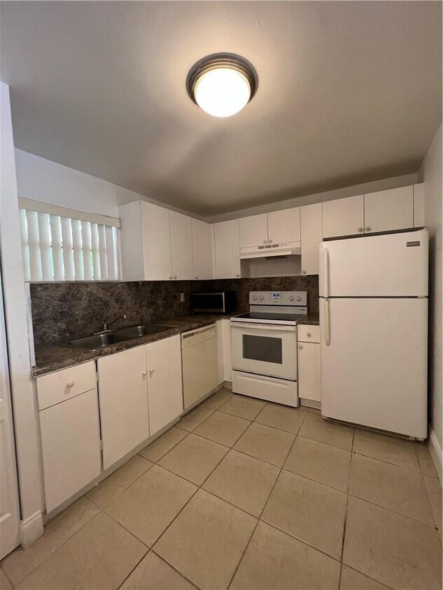 Primary Photo - 4215 N University Dr
