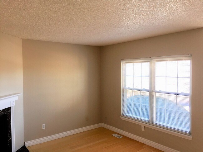 Foto del edificio - Charming 2 Bedroom Townhome in Briargate w...