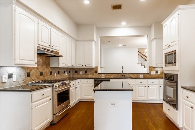 Building Photo - 2923 Royal Oaks Crest