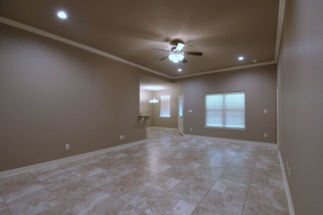 Building Photo - Granite Countertops, Garage & Fenced Yard!