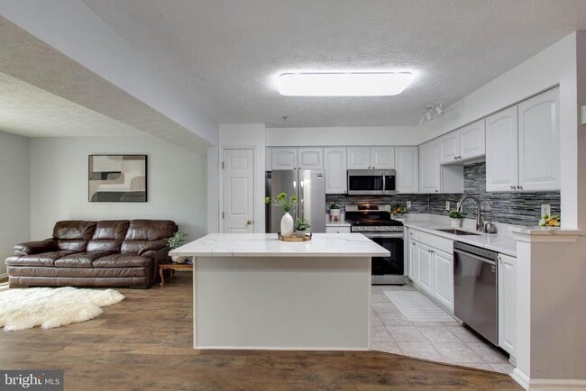 Building Photo - 8893 Papillon Dr