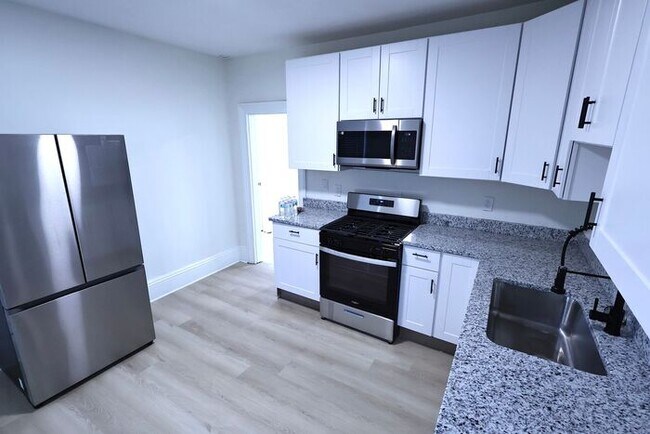 Building Photo - 570 Dayton St